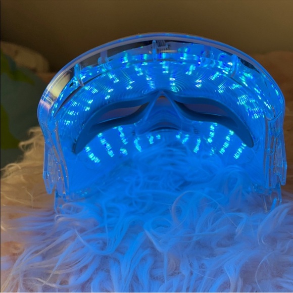 White LED Light Therapy Skincare Mask - Picture 6 of 6
